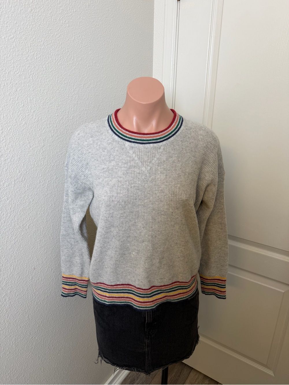 Madewell cashmere sweatshirt features distinctive rainbow-striped trim Sz XS